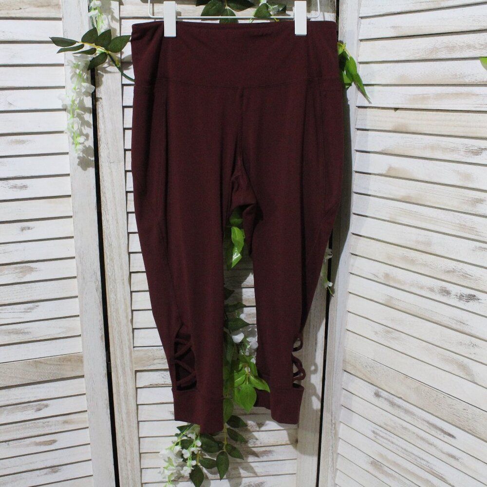 LIVI High-Rise Soft Capri Leggings with Pockets - Hem Detail - Burgundy (311) - Picture 4 of 10